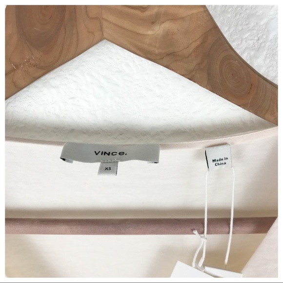 NWT Vince. Fitted Shaped Sleeve V-Neck Blouse in Cream Size XS - Picture 6 of 12